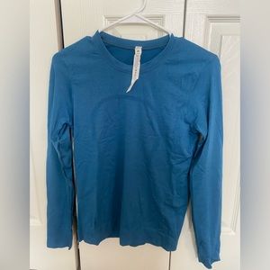 Lululemon Swiftly Tech 2.0 in size 4!! Never worn inside tag attached!!!